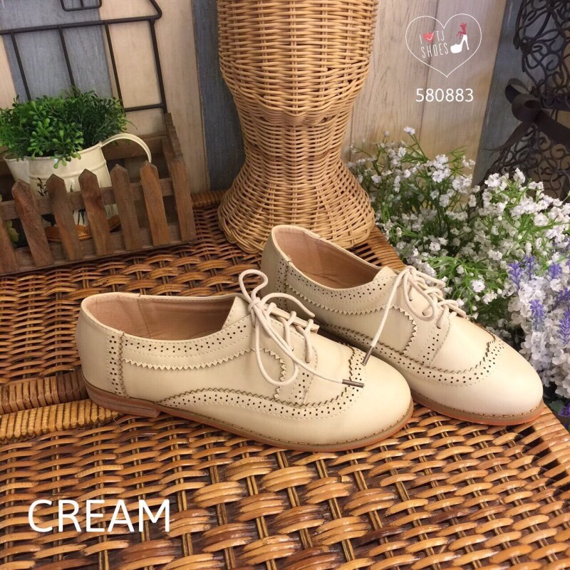 พร้อมส่ง : รองเท้าผ้าใบทรง Oxford ฉลุลาย (สีครีม)