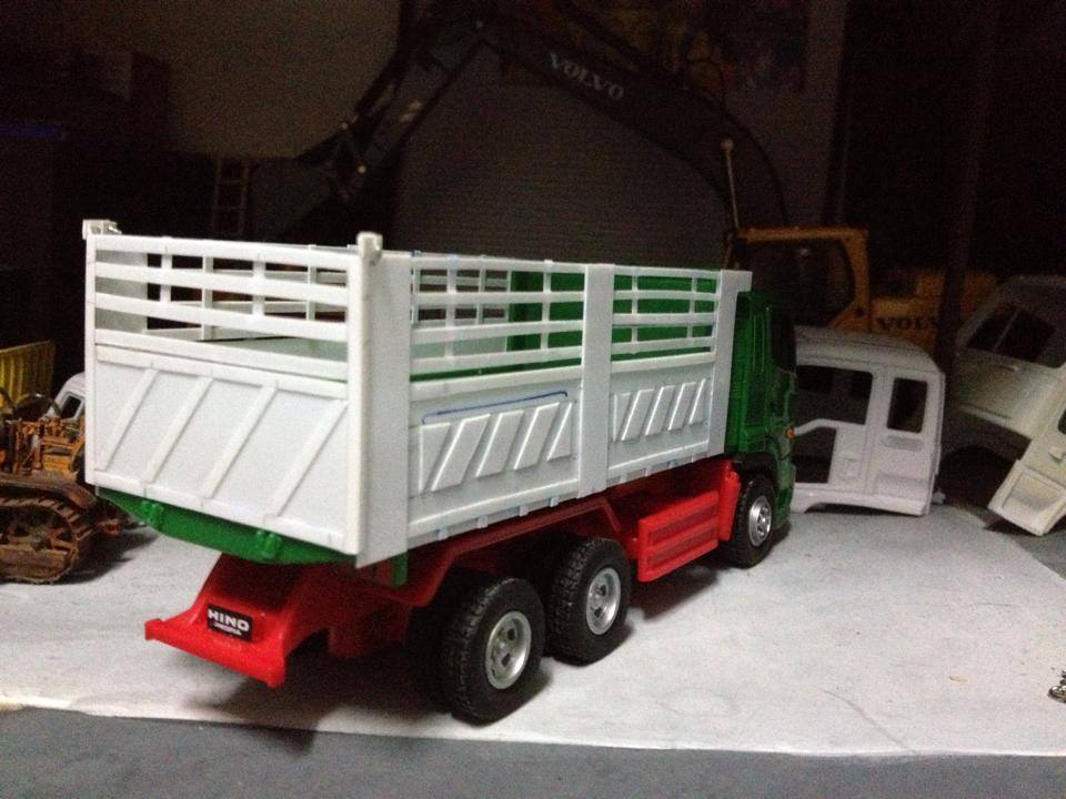 ต่อกระบะโมเดลรถบรรทุกจำลองฮีโน่ 700 1/43