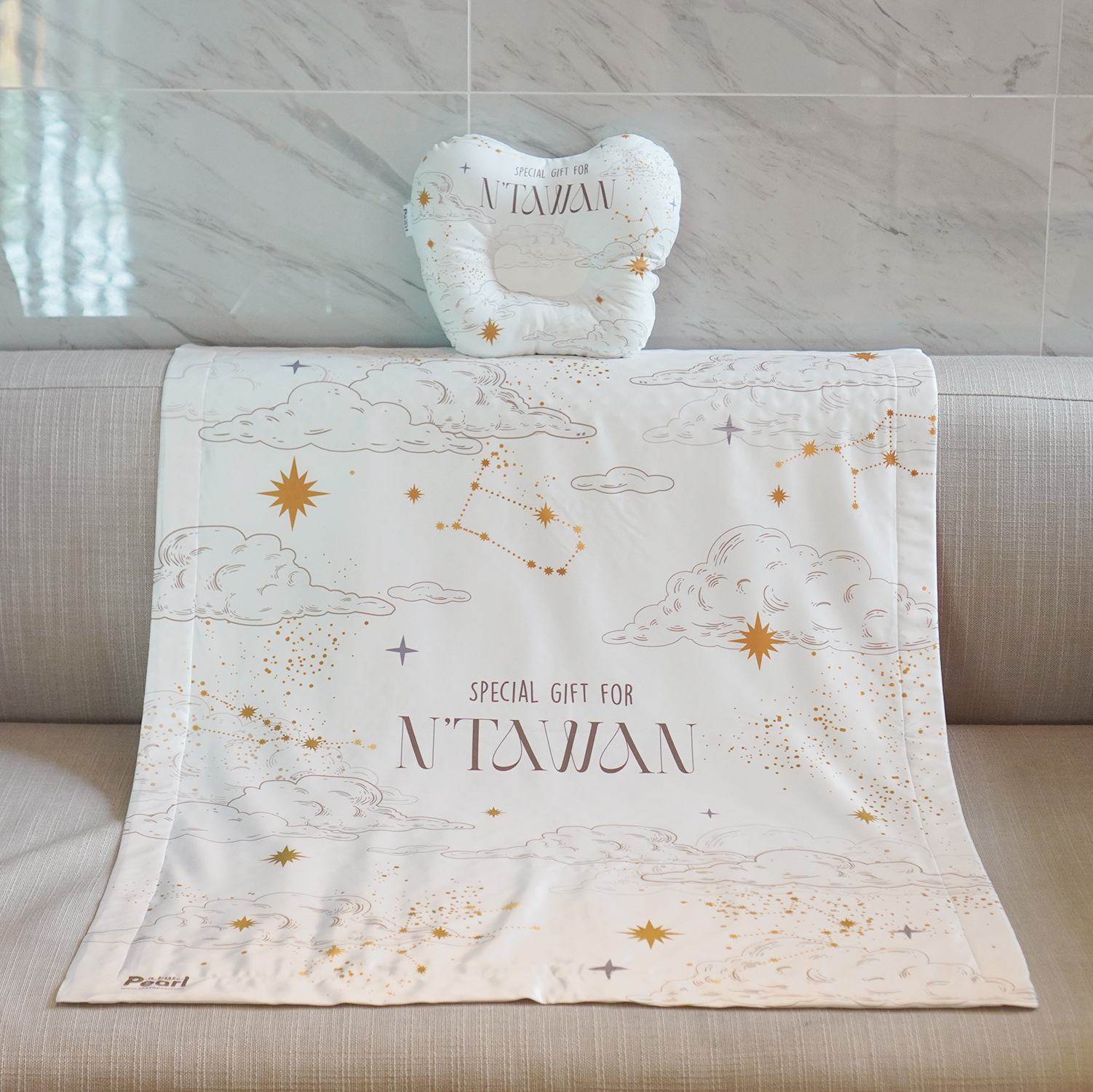 ชุดของขวัญเด็กแรกเกิด หมอนหลุม + ผ้าห่มขนาด 75x100cm ลาย Zodiac - White