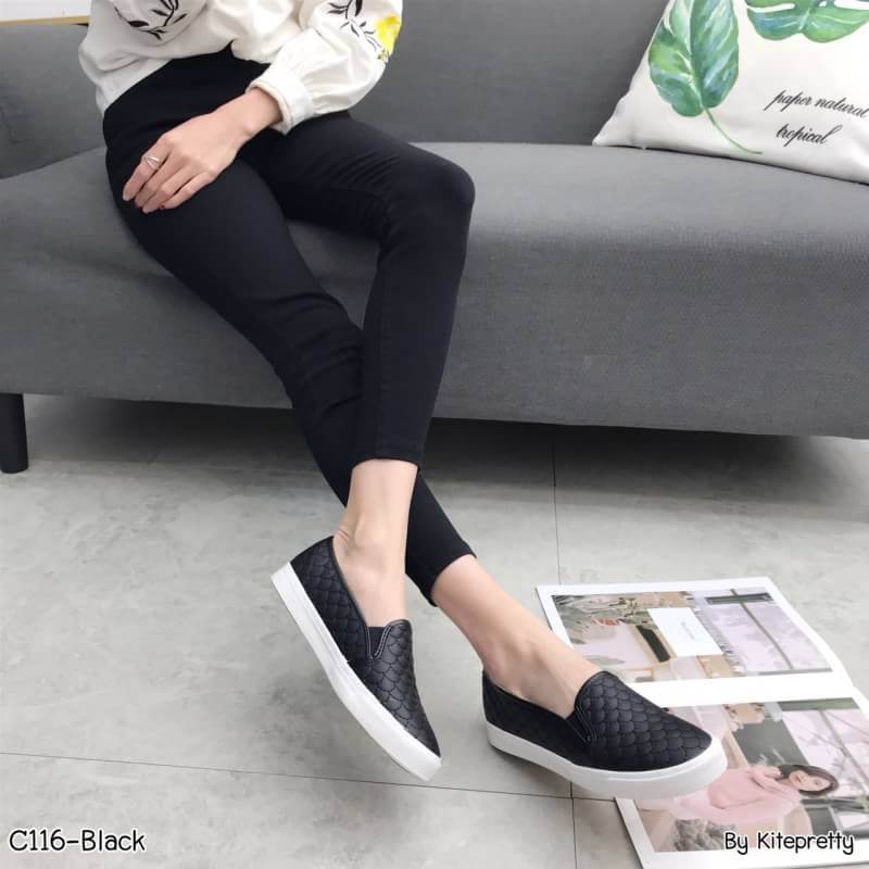 รองเท้าผ้าใบทรงสวมแต่งลายเกล็ด (สีดำ)