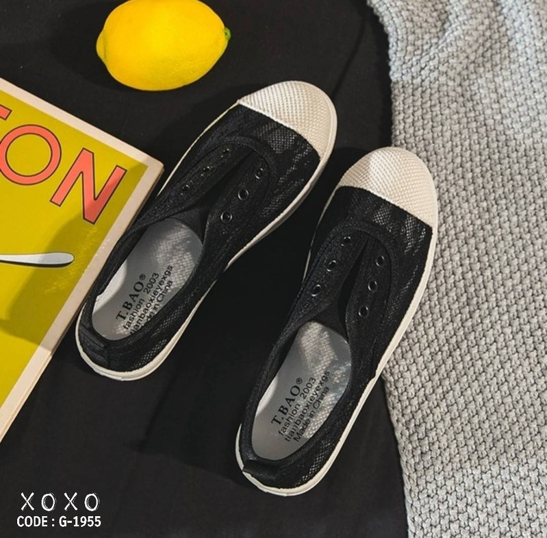 รองเท้าผ้าใบทรงสวมแต่งลายลูกไม้ (สีขาว)