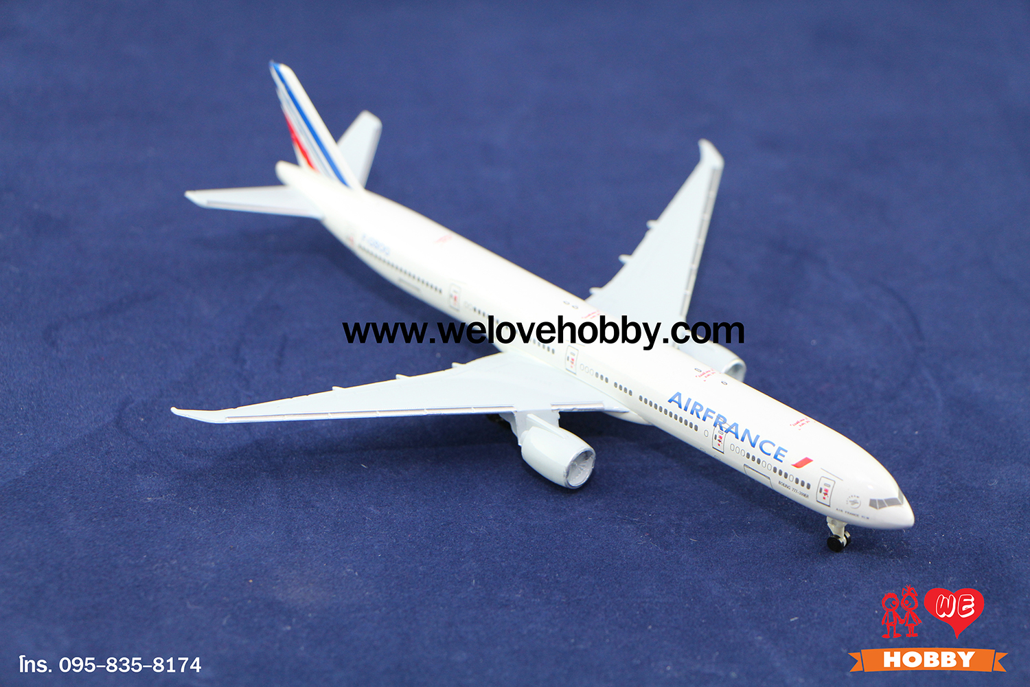 โมเดลเครื่องบิน Air France (Boeing 777) ฝรั่งเศส ไซส์กลาง แบบมีล้อเครื่องบิน (1:400)