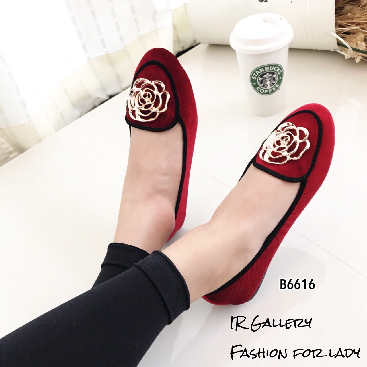 รองเท้าคัทชูแต่งอะไหล่กุหลาบทอง (สีดำ)