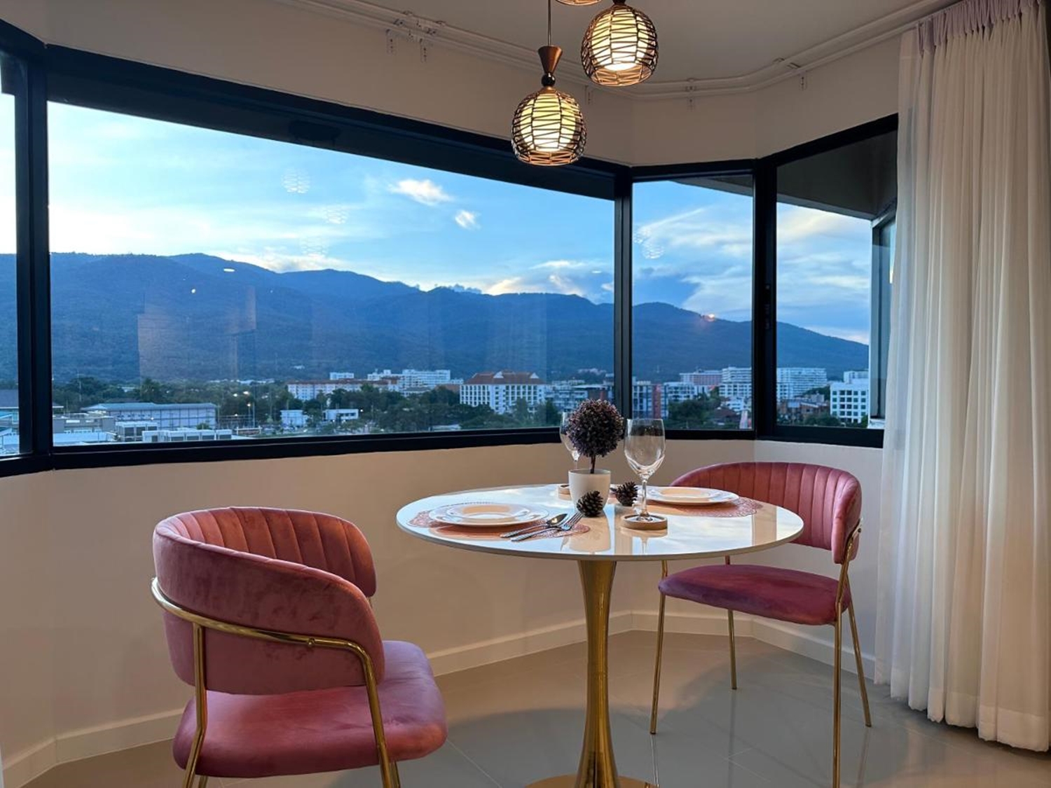 ขายโรงแรมหรู ระดับ 4 ดาว ติดถนนช้างคลาน ขนาด 205 ห้อง ใกล้ไนท์บาซาร์เชียงใหม่