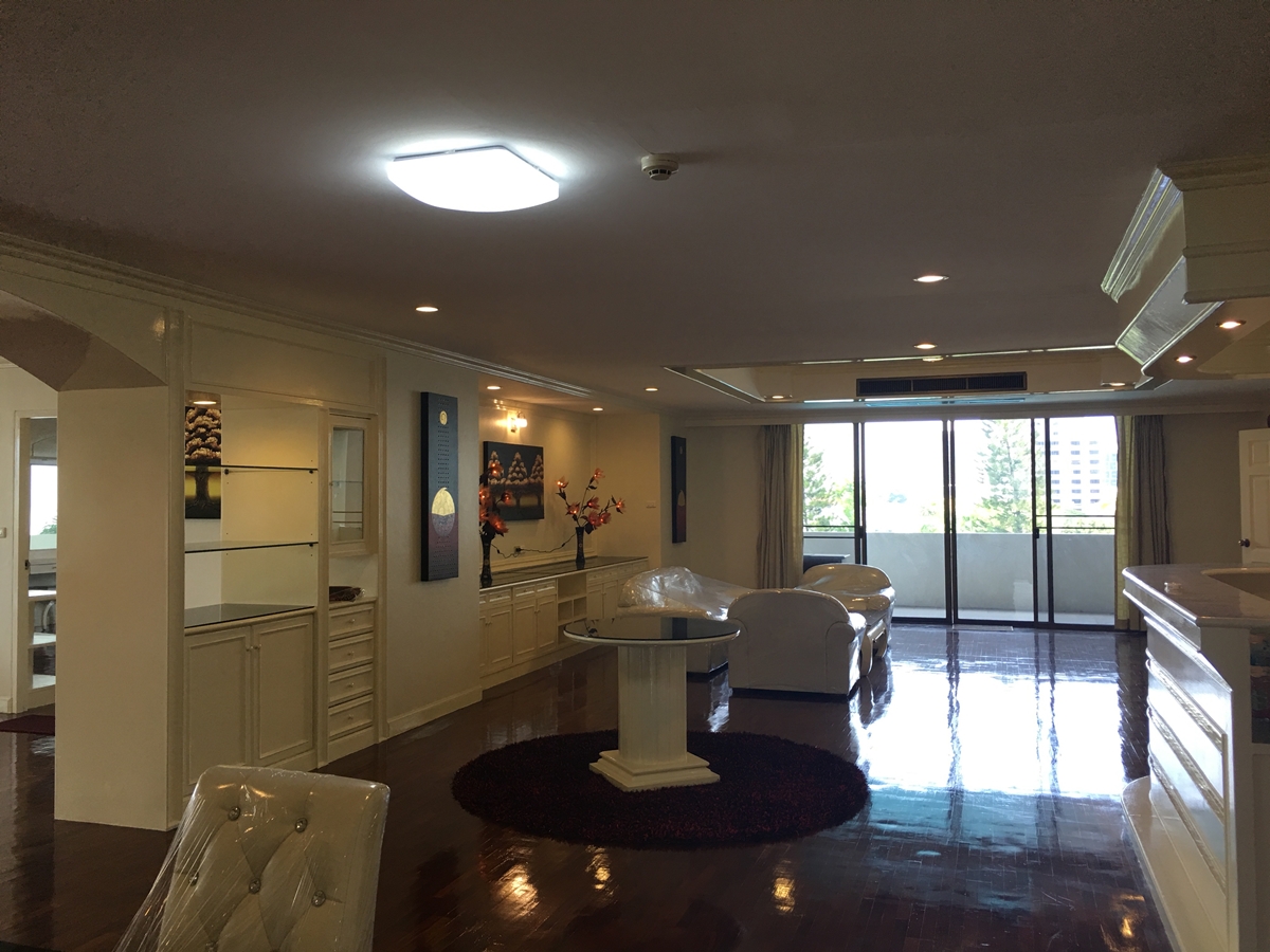 ขายเพนท์เฮ้าส์หรู โอเรียลเต็ล ทาวเวอร์ คอนโดมิเนียม (Oriental Towers Condominium) ซอยเอกมัย 12 (สุขุมวิท 63) ใกล้ดองกิ มอลล์ ทองหล่อ เพียง 300 เมตร