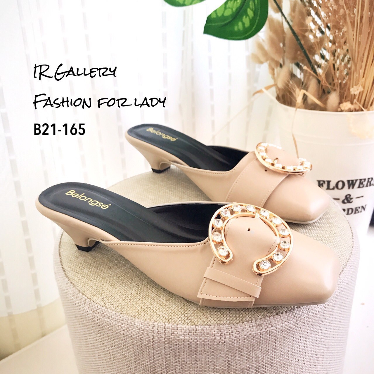 รองเท้าส้นเตี้ยเปิดส้นแต่งอะไหล่ (สีดำ)