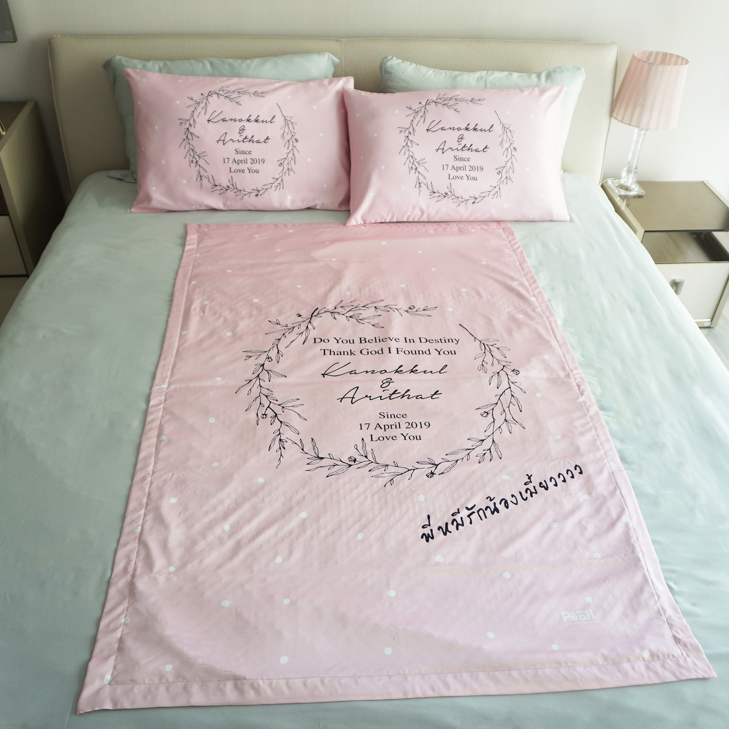 ชุดของขวัญแต่งงาน ปลอกหมอนคู่+ผ้าห่ม ขนาด 100x150cm ลาย Leaves Frame - Pink