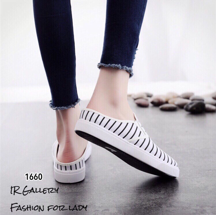 รองเท้าผ้าใบสวมเปิดส้นลายทาง (สีดำ)