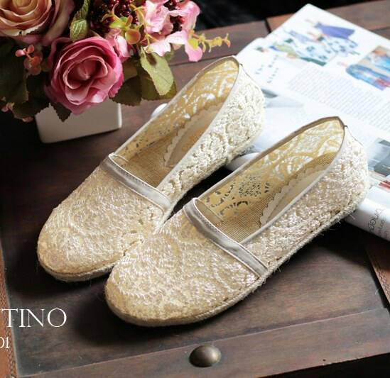 พร้อมส่ง : รองเท้าลูกไม้ Valentino (สีครีม)