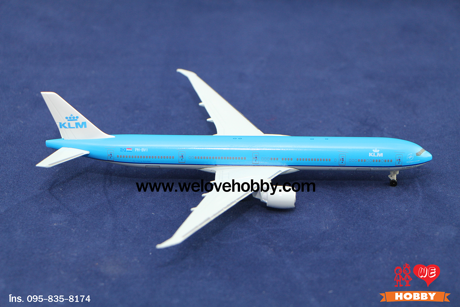 โมเดลเครื่องบิน KLM Royal Dutch Airlines (Boeing 777) เนเธอร์แลนด์ ไซส์กลาง แบบมีล้อเครื่องบิน (1:400)