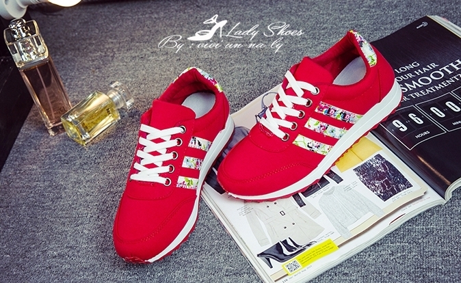 รองเท้าผ้าใบทรงสปอร์ตแต่งลาย (สีดำ)