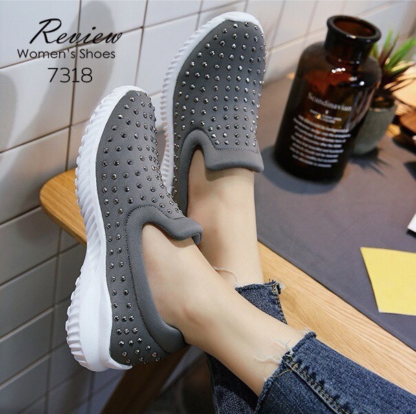 รองเท้าผ้าใบทรงสวมแต่งหมุด (สีขาว)