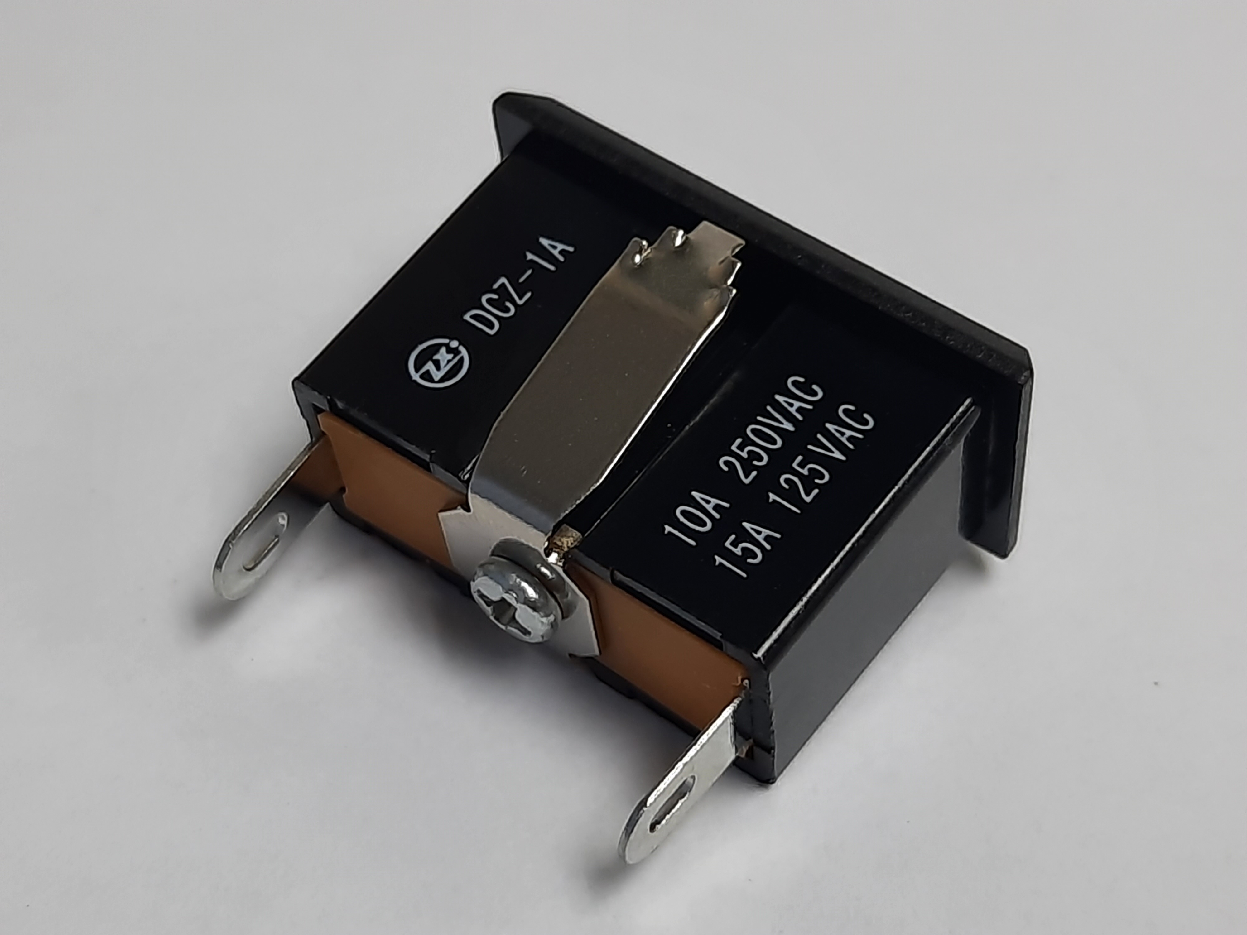 ปลั๊ก AC ติดแท่น รุ่น DCZ-1A