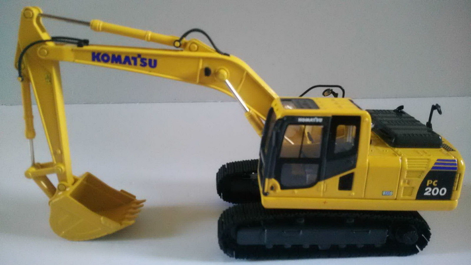 Komatsu PC200-8 1/43