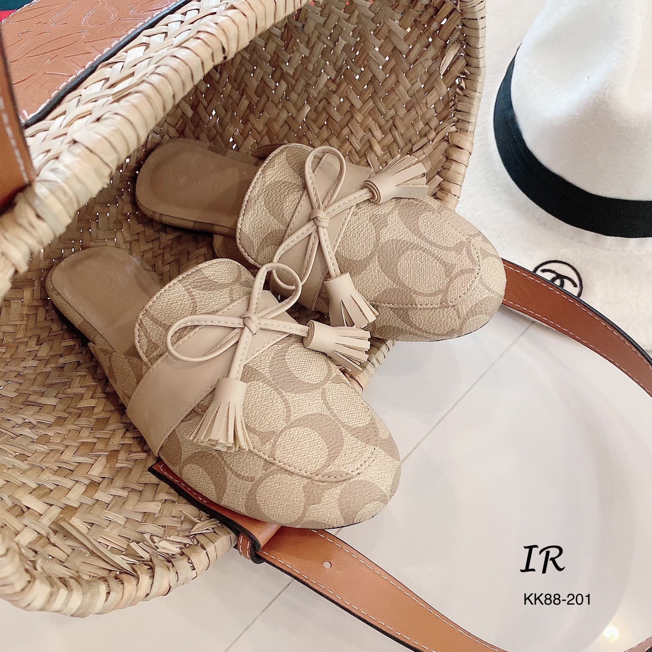 รองเท้าสลิปเปอร์ Style Coach (สีตาล)