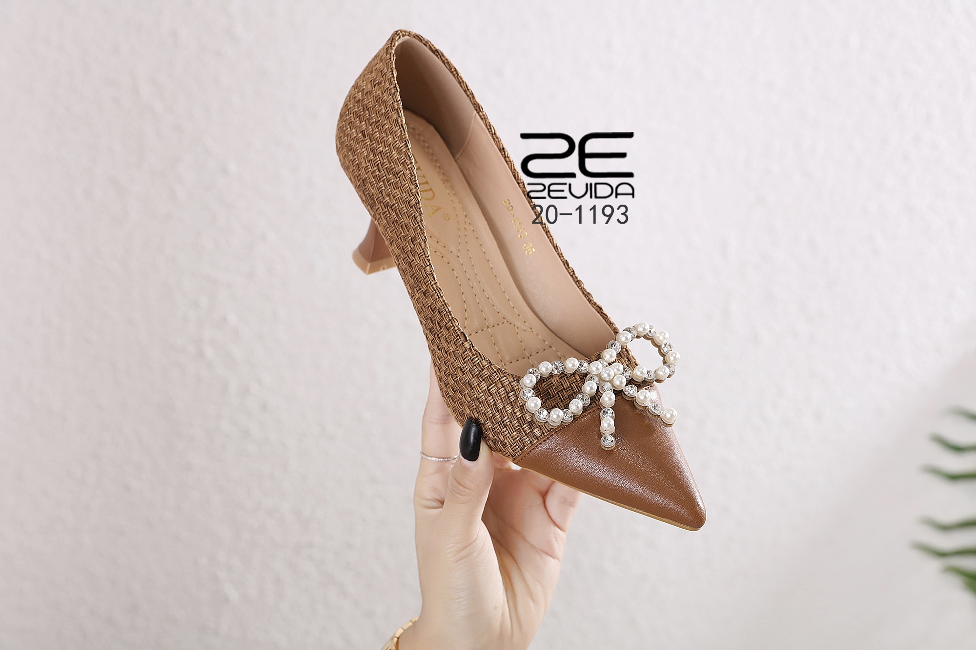 รองเท้าคัทชูทรงหัวแหลมแต่งโบว์มุก (สีน้ำตาล)