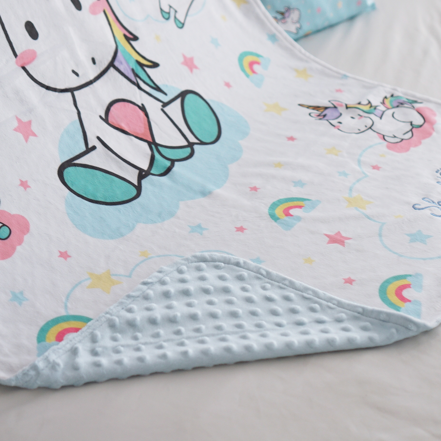 ผ้าห่ม Minky ลาย Unicorn 75x100cm แบบปักชื่อ ด้านหลังสีฟ้า