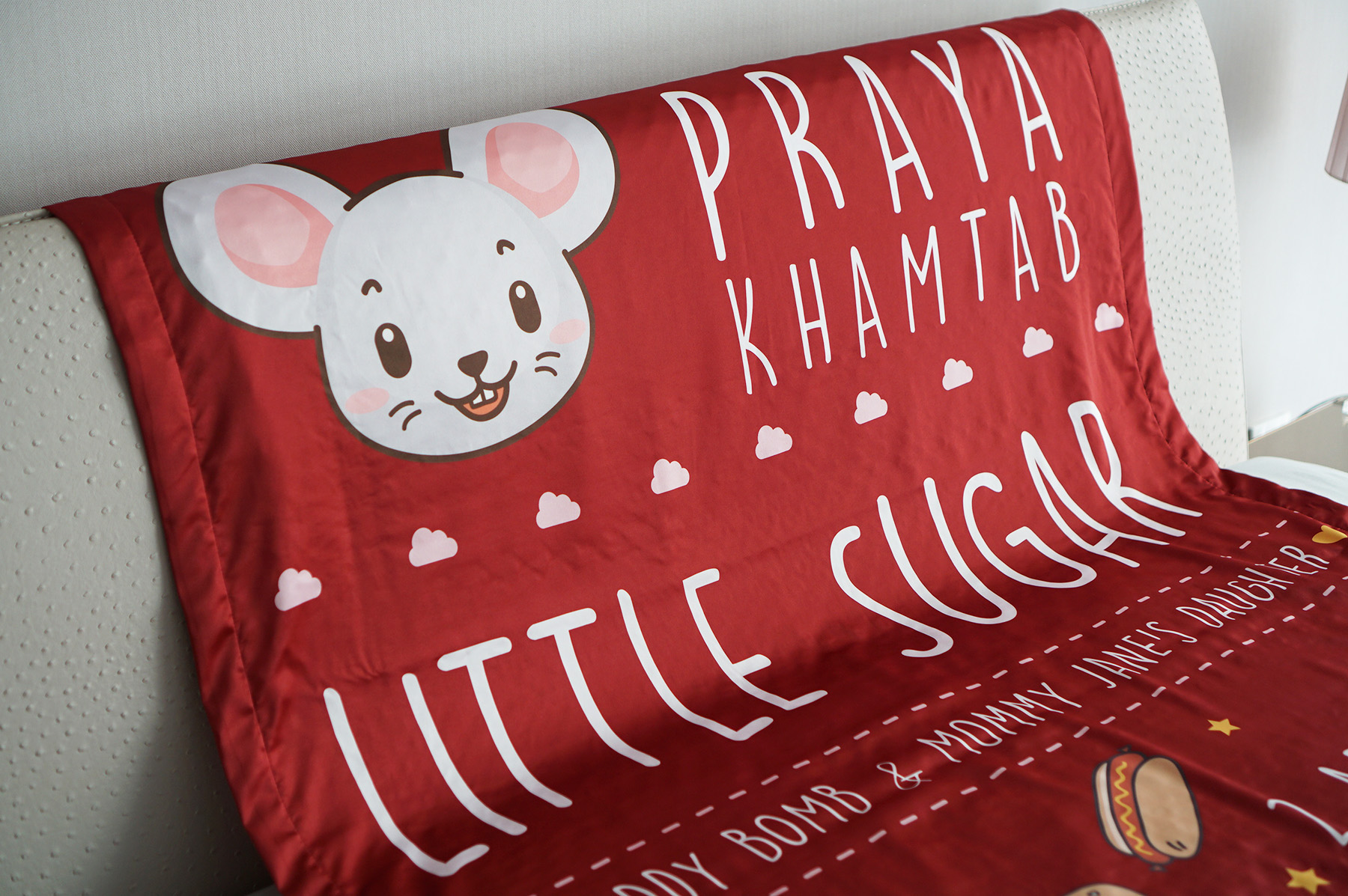 ผ้าห่ม ใส่ประวัติแรกเกิด ลายปีหนู สี Burgundy