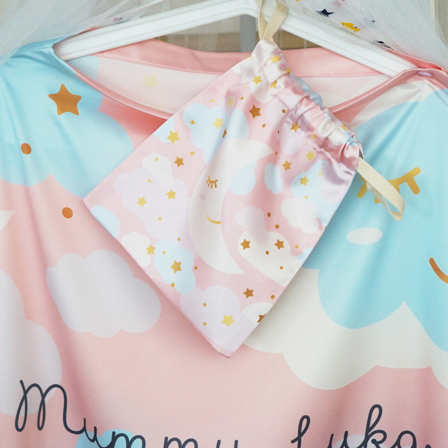 ผ้าคลุมให้นม 3in1 (รุ่นมีกระดุม ถอดโครงได้) แบบสั่งทำใส่ชื่อ ลาย Moon - Peach