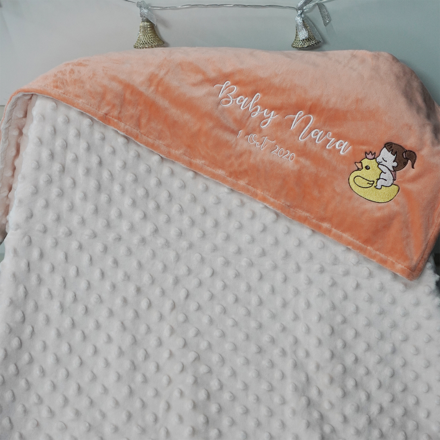 ผ้าห่ม Minky - สีพีช 75x100cm แบบปักชื่อ+การ์ตูน - Ducky and Baby Girl