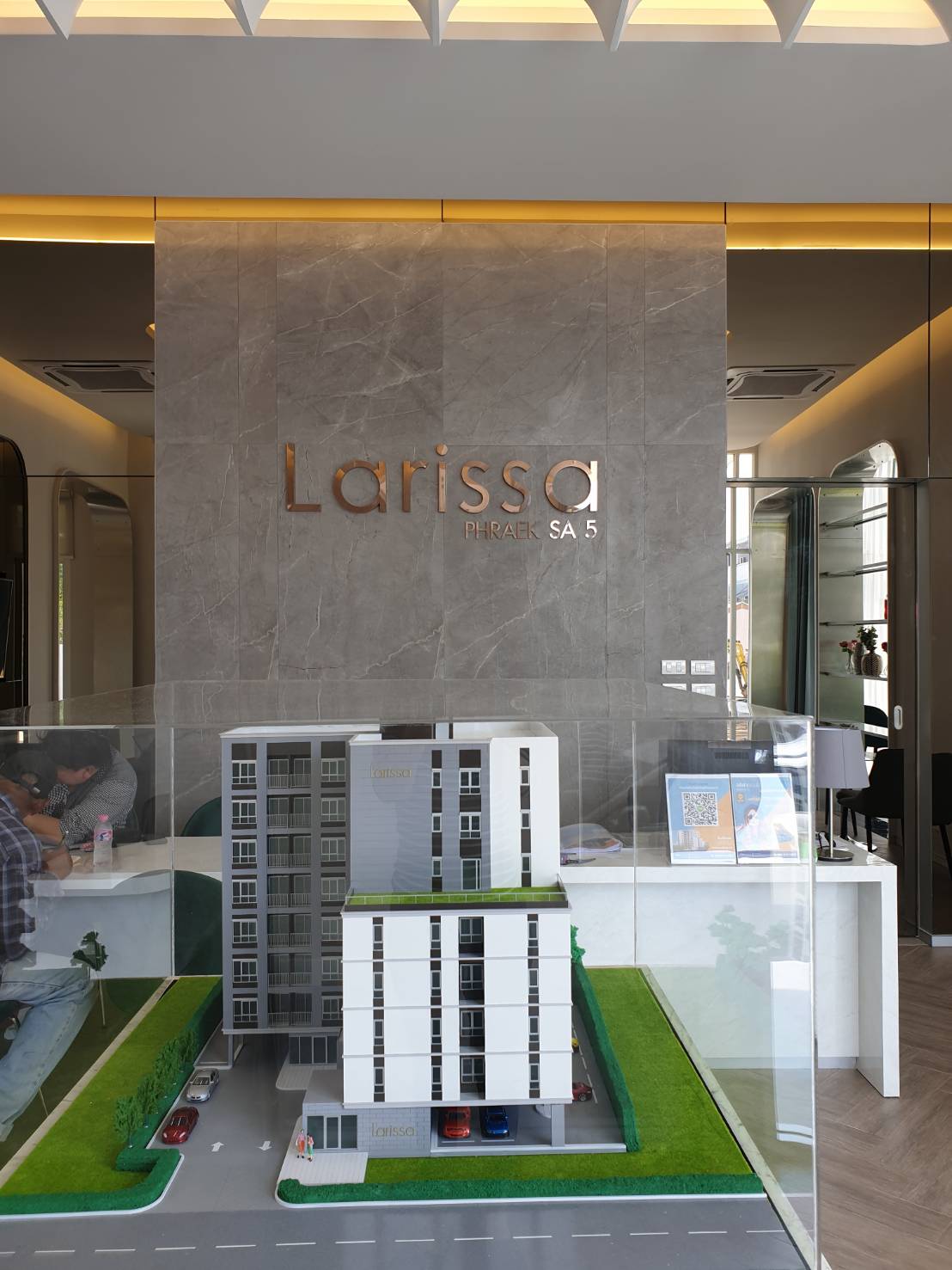 ป้ายอักษรสแตนเลสโรสโกลด์ โครงการ Larissa