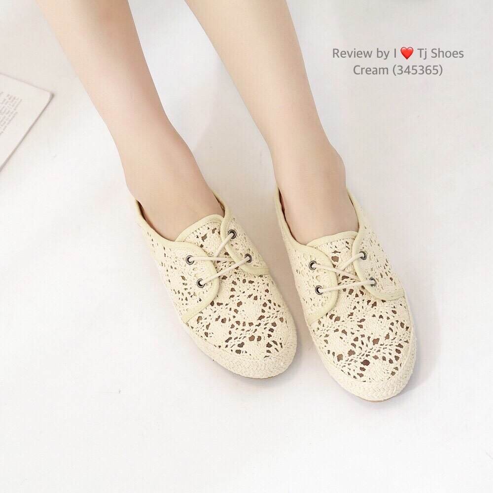 รองเท้าผ้าใบลูกไม้เปิดส้น (สีครีม)