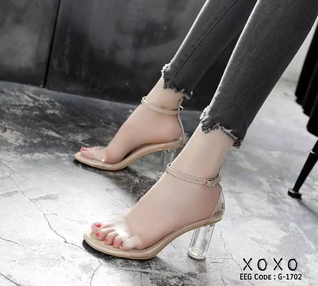 รองเท้าส้นแก้วใสรัดข้อ (สีดำ)