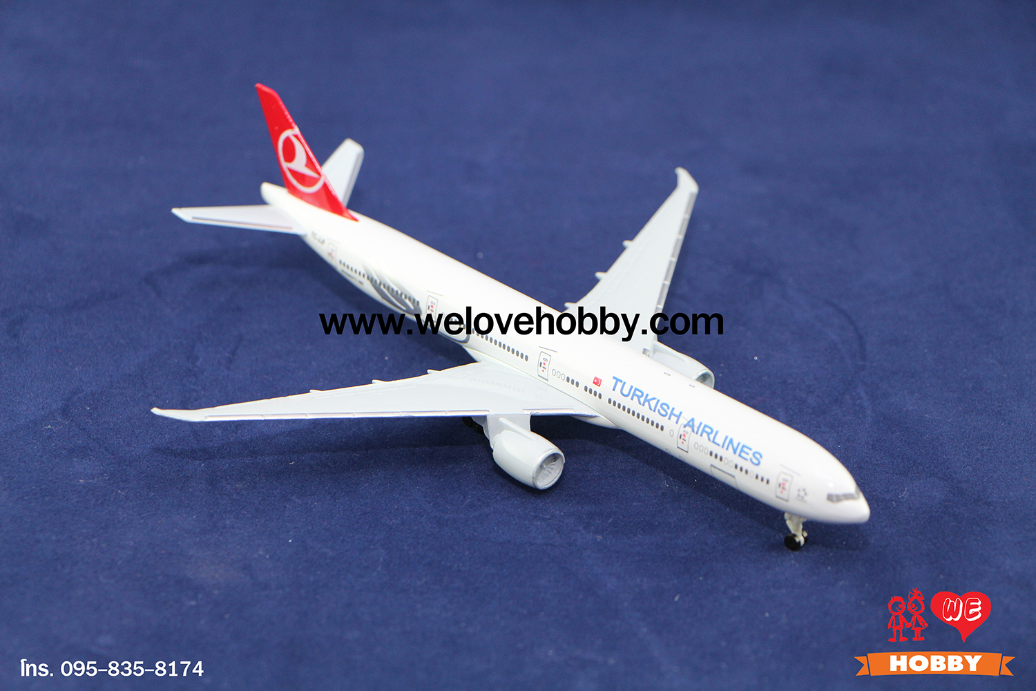 โมเดลเครื่องบิน Turkish Airlines (Boeing 777) ตุรกี ไซส์กลาง แบบมีล้อเครื่องบิน (1:400)