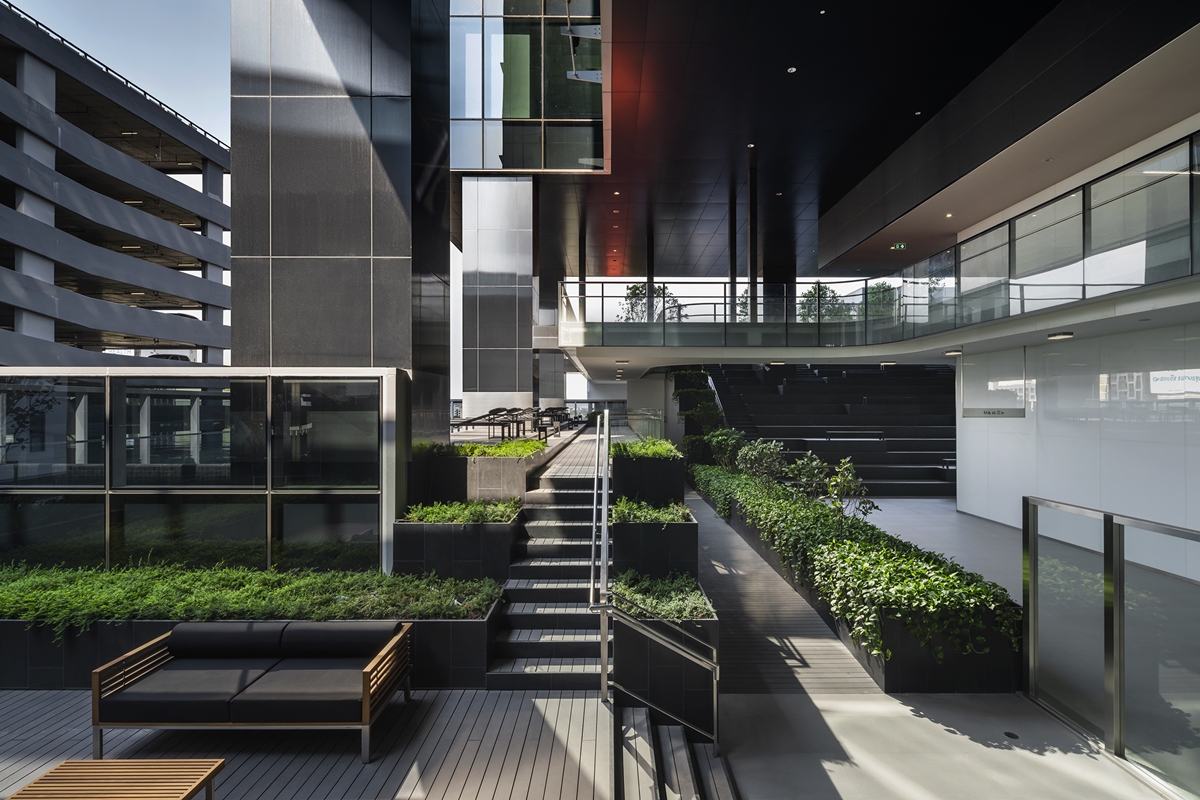 เอไอเอ อีสต์ เกตเวย์ (AIA East Gateway) สำนักงานให้เช่า ติดถนนบางนา-ตราด ใกล้รถไฟฟ้า MRT สายสีเหลือง สถานีศรีเอี่ยม 350 เมตร