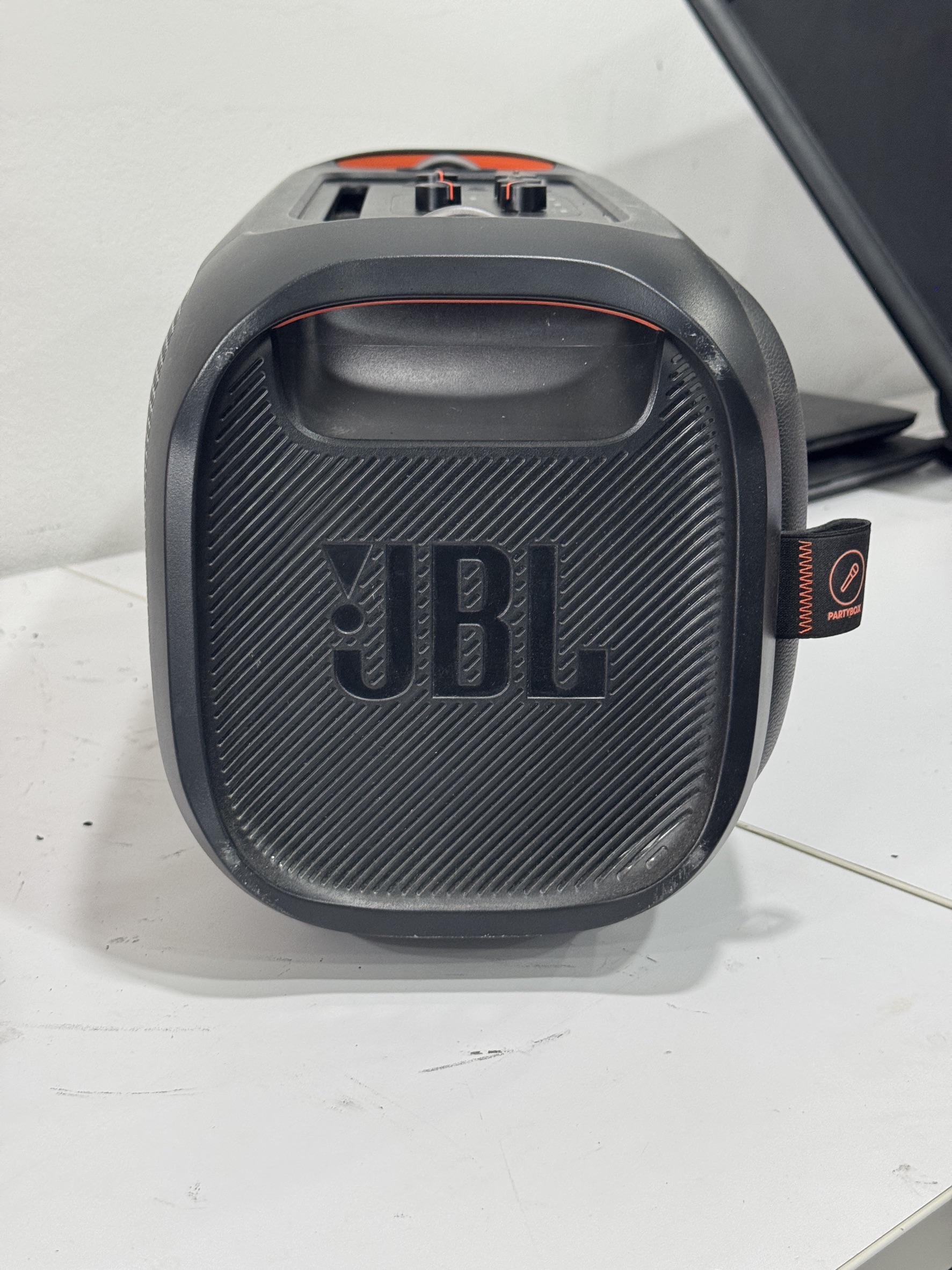 ลำโพง JBL Partybox On The Go + Mic*2 ***ไมค์มีรอยแตกหักที่กดไมค์ไม่ดี กดติดบ้างไม่ติดบ้าง ****ตัวเครื่องใช้ได้ปกติ