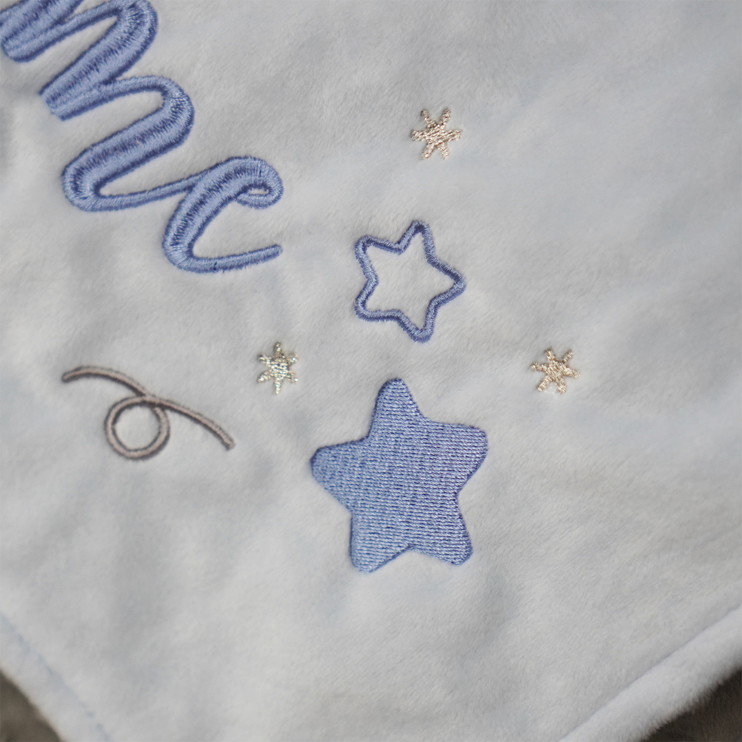 ผ้าห่ม Minky - สีฟ้า + เทา 75x100cm แบบปักชื่อ+icon - Star