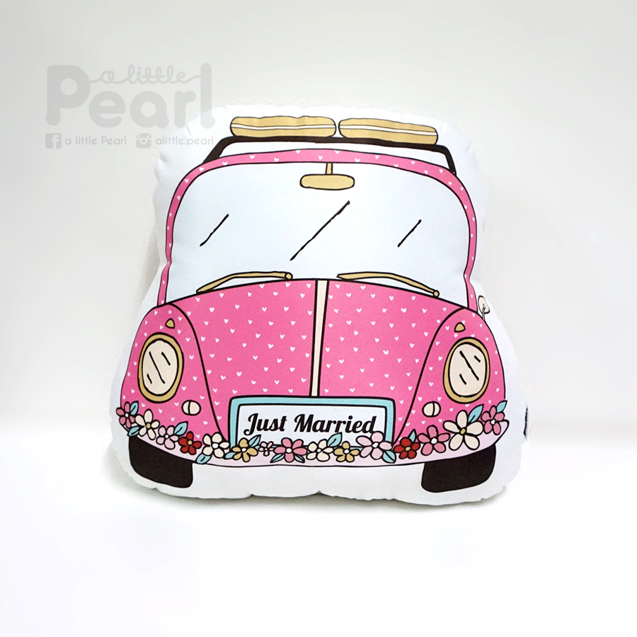 หมอนของขวัญแต่งงาน แบบพร้อมส่ง - ลายรถแต่งงาน สีชมพู Just Married Car Pillow