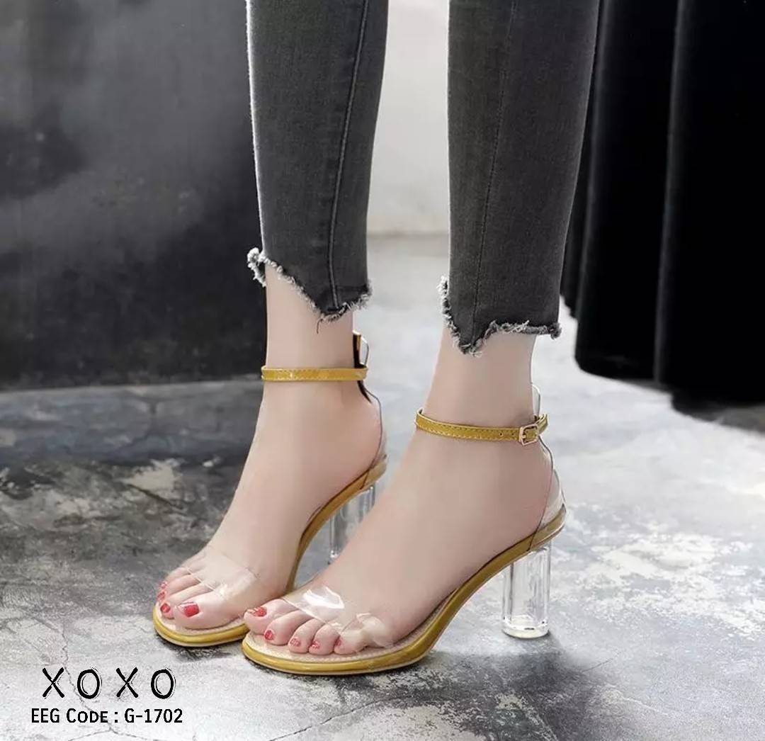 รองเท้าส้นแก้วใสรัดข้อ (สีดำ)