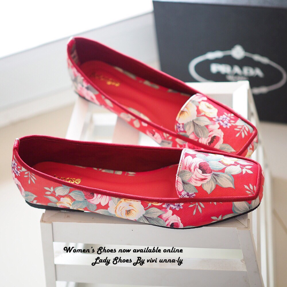พร้อมส่ง : รองเท้าคัทชูทรงหัวตัดลายดอก (สีแดง)
