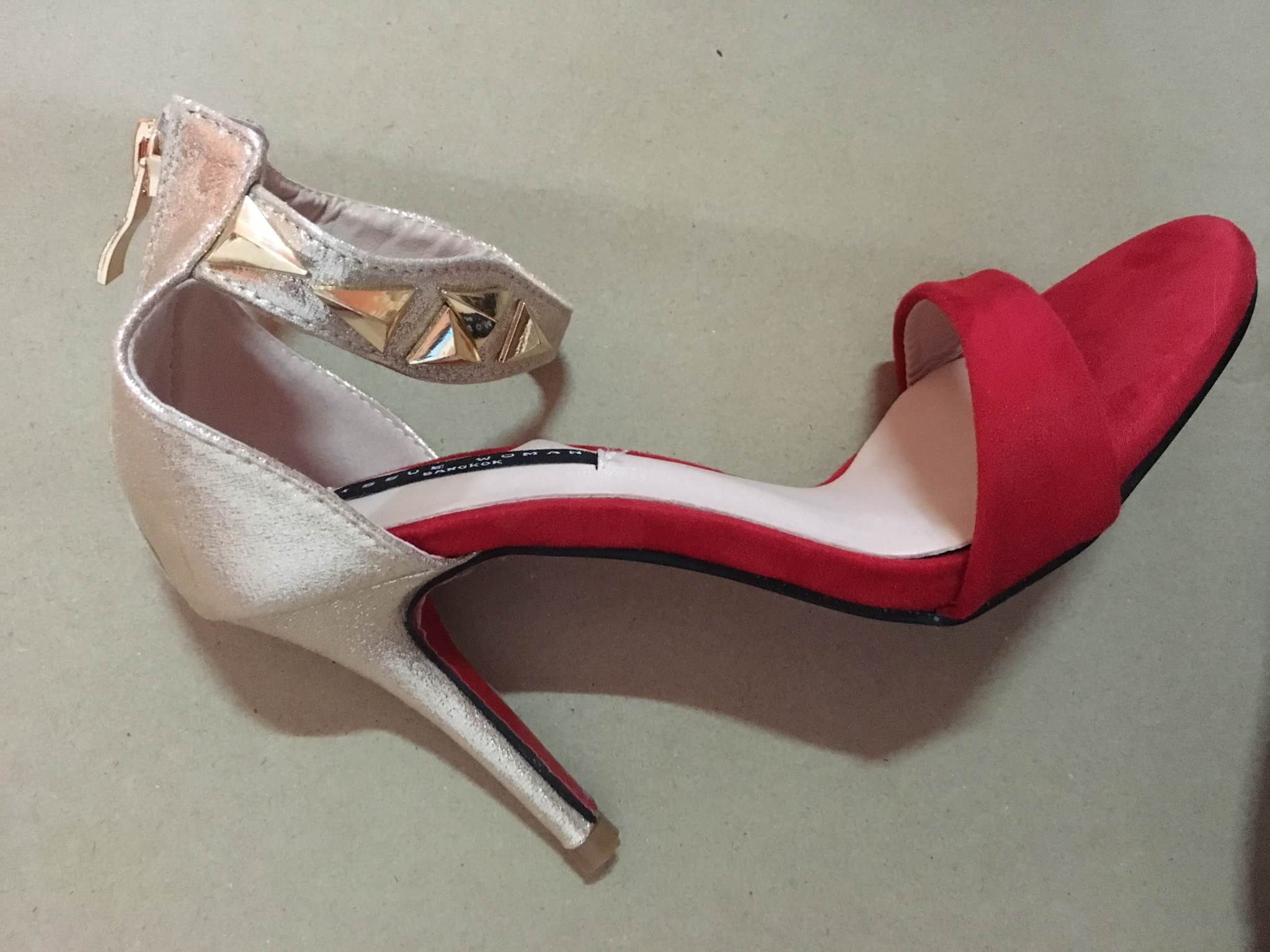 รองเท้าส้นเข็มรัดข้อแต่งอะไหล่ (สีทอง)