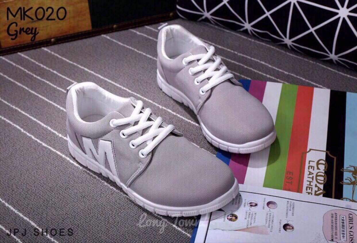 รองเท้าผ้าใบ M ส้นหยัก (สีดำ)
