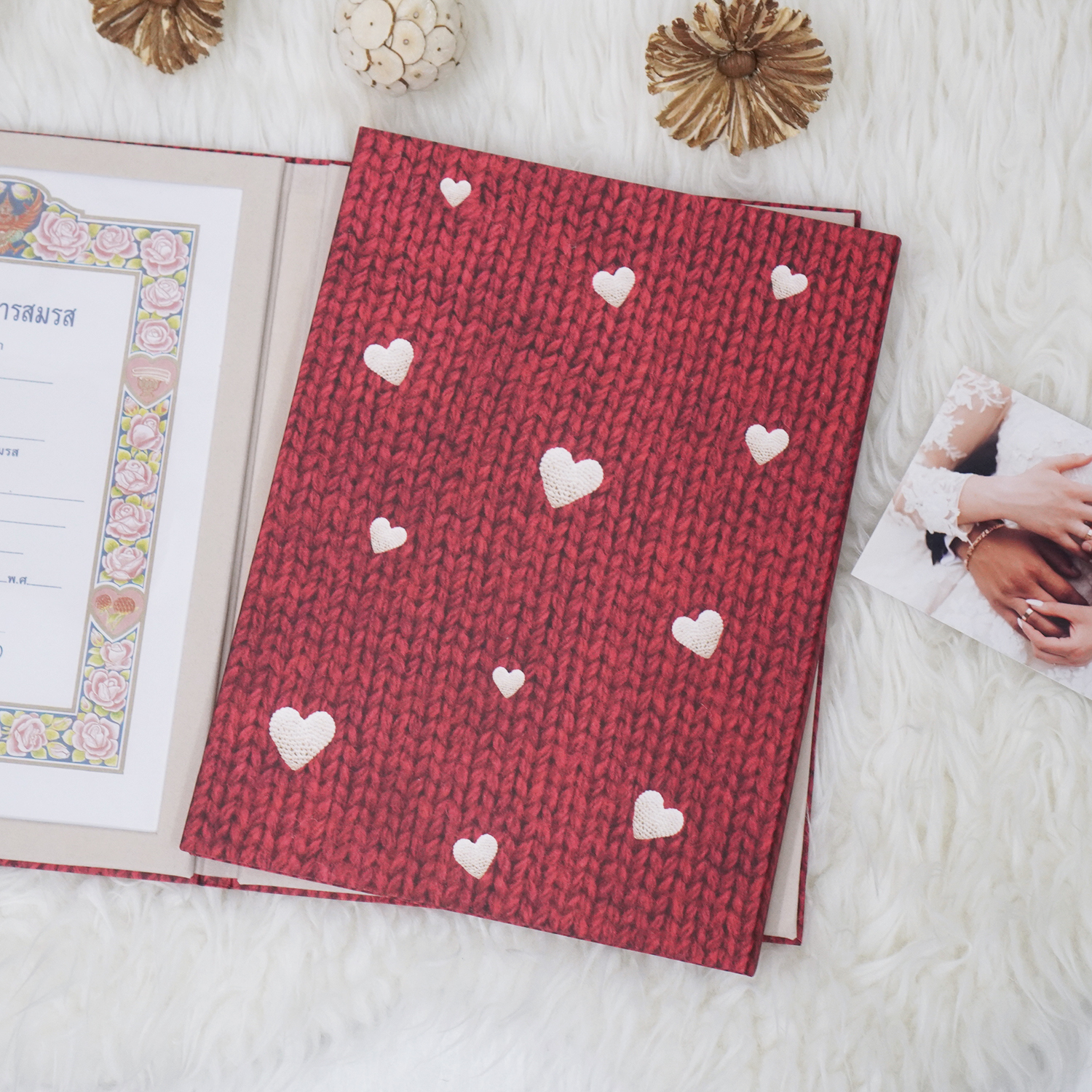 ชุดของขวัญแต่งงาน แฟ้มทะเบียนสมรส+อัลบั้มรูป สั่งทำใส่ชื่อ - Knitted Heart - Red