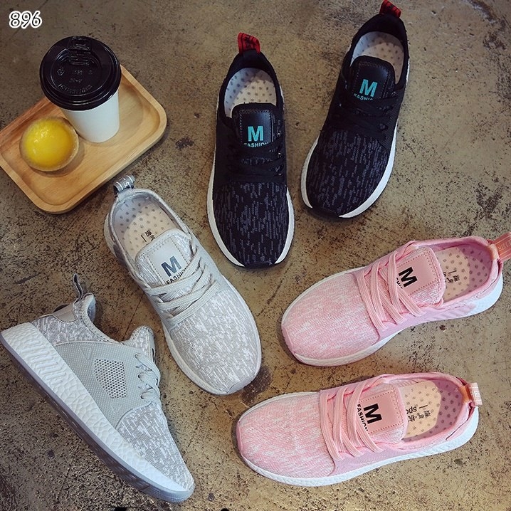 รองเท้าผ้าใบแฟชั่นแต่งลาย (สีดำ)