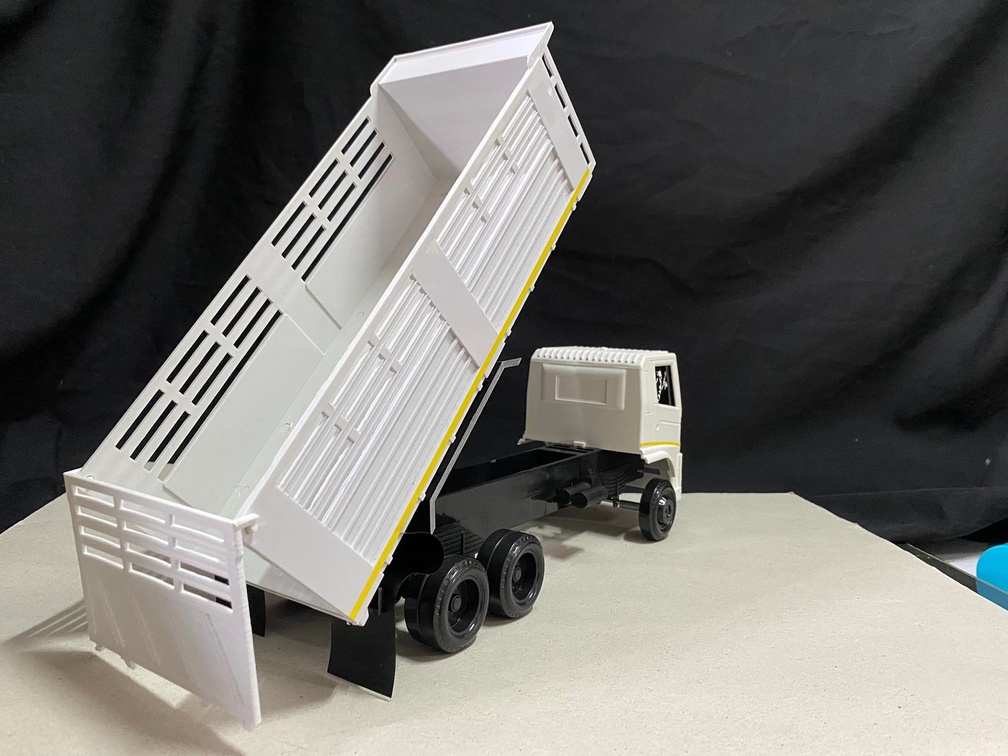 โมเดลรถสิบล้อดั้มจำลอง คาดเหลือง 1/24 พลาสติก หม่ำโมเดล รถของเล่น รถบรรทุกของเล่น รถดั้มจำลอง