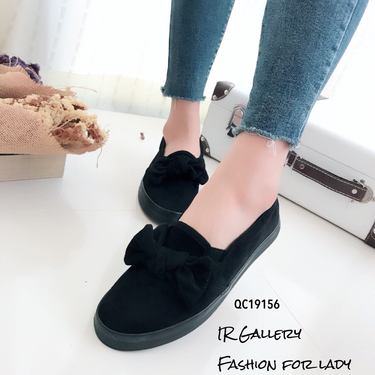 รองเท้าผ้าใบทรงสวมแต่งโบว์ (สีชมพู)