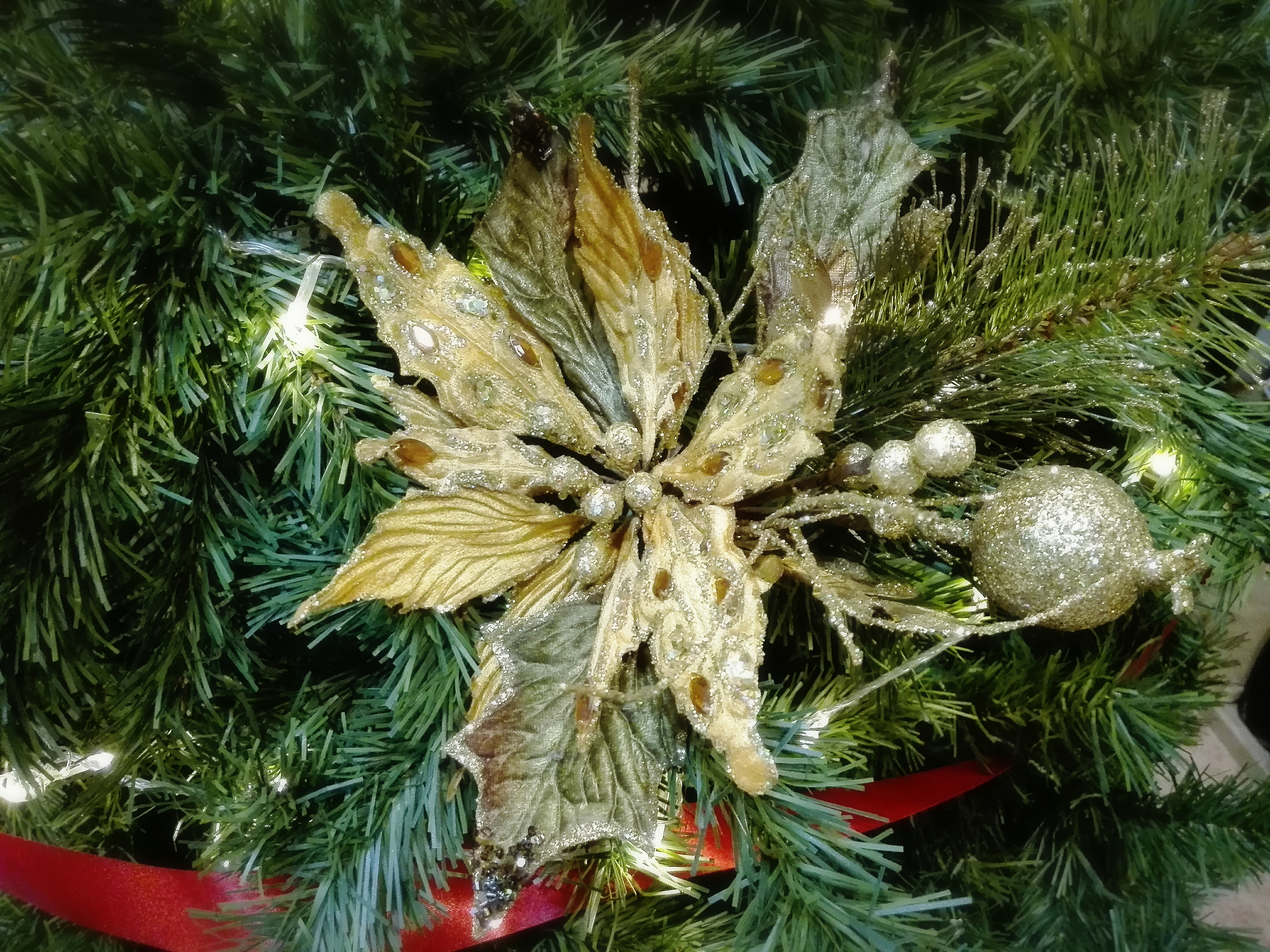 ชุดต้นคริสต์มาส 7 ฟุต (2.1 ม.) + ตกแต่ง White & Gold Christmas Theme