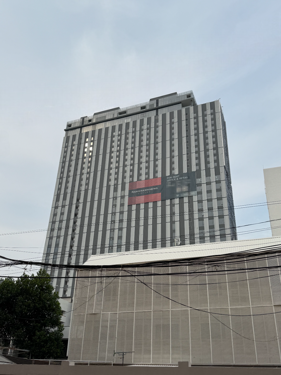 อาคารรามคำแหง ฮิลล์ ( Ramkhamhaeng Hills ) สำนักงานให้เช่าติดถนนรามคำแหง ใกล้รถไฟฟ้า MRT สายสีส้ม สถานีรามคำแหง 12 เพียง 100 ม.