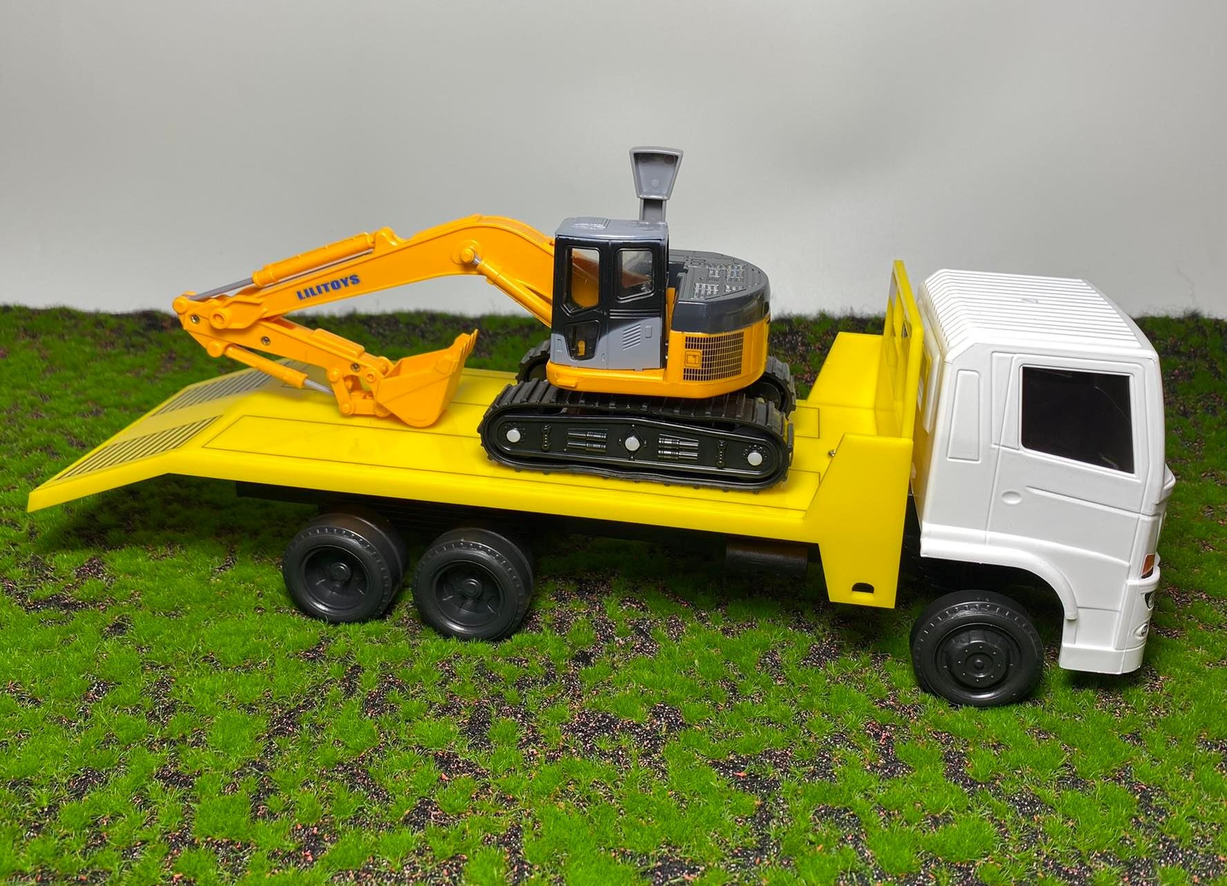 โมเดลรถ 10 ล้อ รถย้ายรถขุดจำลอง 1/24 รถบรรทุกหม่ำโมเดลรถเทรนเลอร์ ของเล่นเด็กผู้ชาย toy