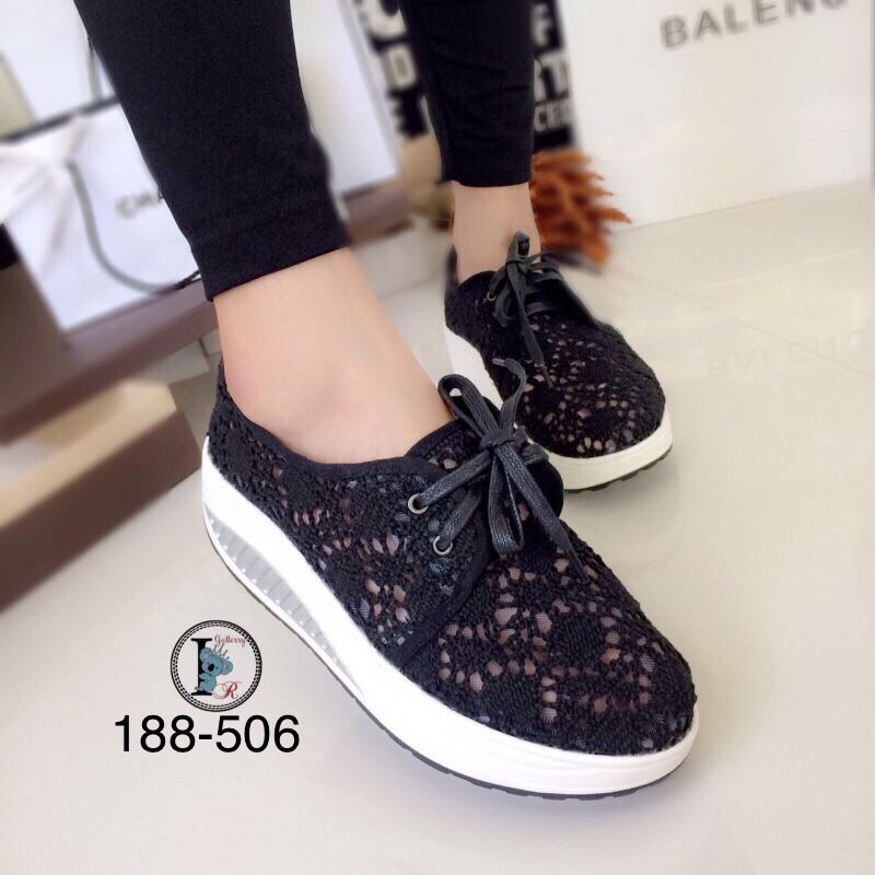 รองเท้าผ้าใบลูกไม้ทรง Sport (สีดำ)