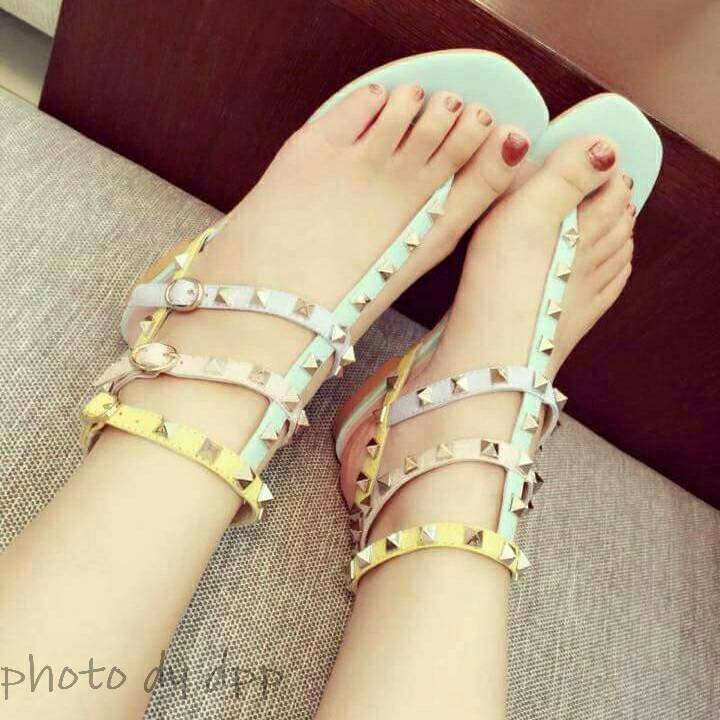พร้อมส่ง : รองเท้าแตะ Valentino Garavani Rockstud multicolor thong sandal