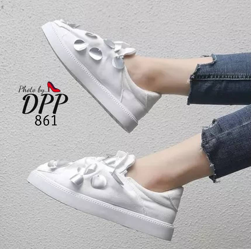 รองเท้าผ้าใบทรงสวมแต่งแผ่นเงิน