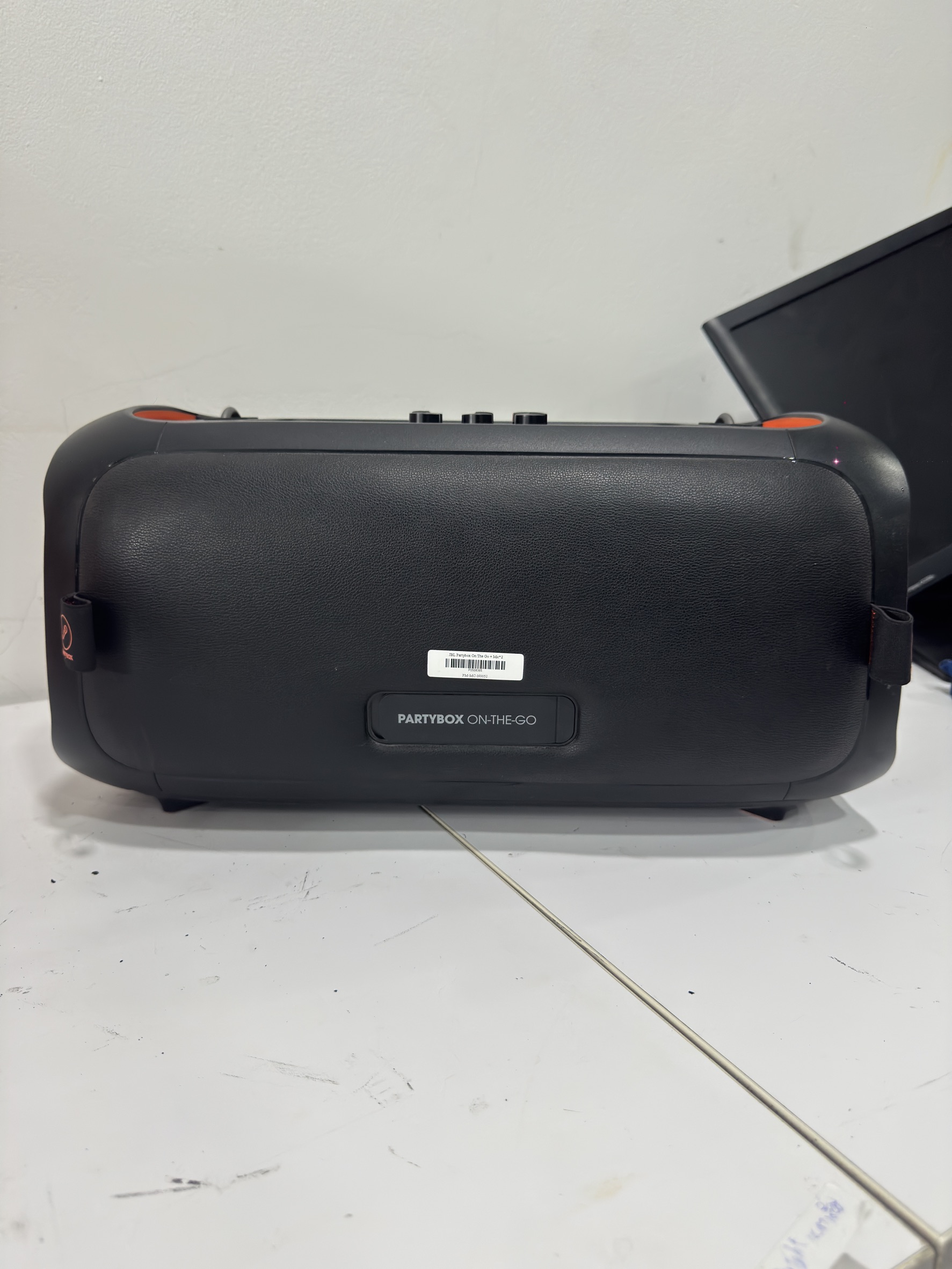 ลำโพง JBL Partybox On The Go + Mic*2 ***ไมค์มีรอยแตกหักที่กดไมค์ไม่ดี กดติดบ้างไม่ติดบ้าง ****ตัวเครื่องใช้ได้ปกติ