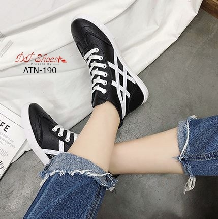 รองเท้าผ้าใบหุ้มข้อแต่งลาย (สีขาว)