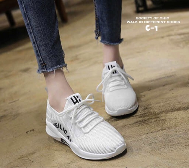 รองเท้าผ้าใบแฟชั่นทรงสปอร์ตสกรีนลาย (สีขาว)