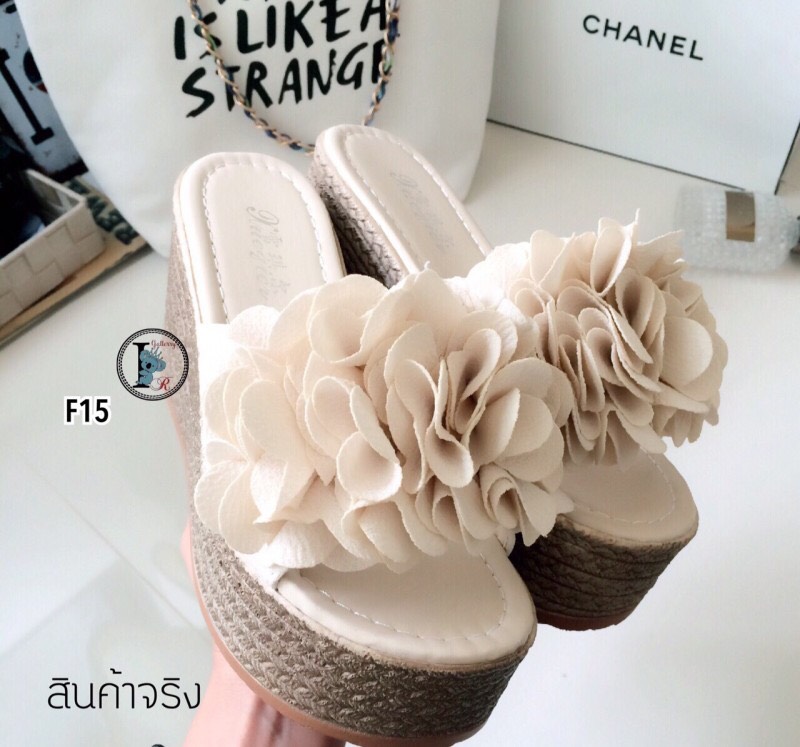 รองเท้าลำลองส้นเตารีดแต่งดอก (สีครีม)